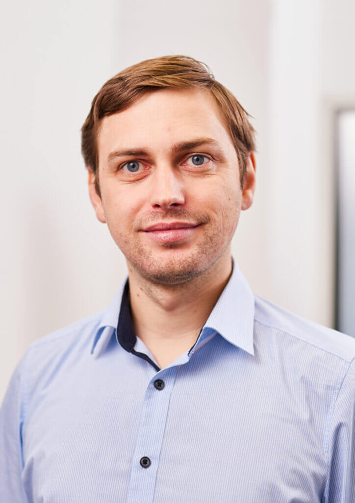 Die meisten Kleinkinder sagen zuerst Mama, Papa oder Wauwau. Eines der ersten Worte von Tobias war "Computer". Er sieht IT nicht als Job, sondern als Hobby und die Möglichkeit, Neues zu entdecken. Seit 2018 lebt er das nun schon bei uns als IT-Systemadministrator aus und kümmert sich – mit Sandras Bestechungsdonuts als Nervennahrung – um Netzwerke, VPN, Firewalls, Server und Serverschränke.