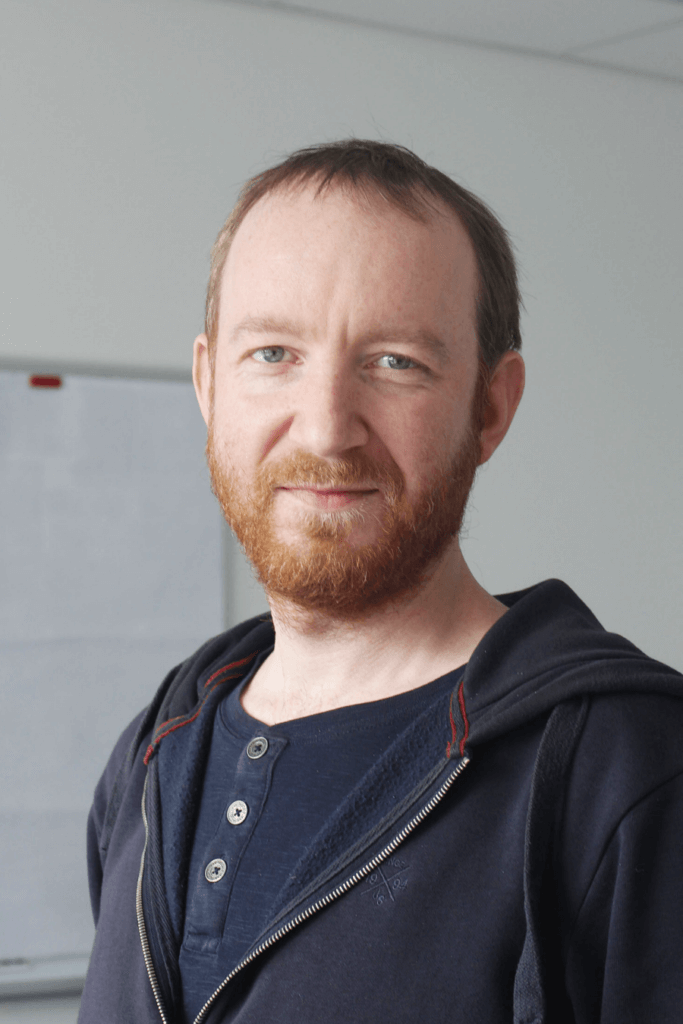 Wenn es um Lexware-Formulare geht, dann macht Dandy so schnell keiner was vor. <br>Umfangreiche Anpassungen? – Kein Problem! <br> Beschreibbare PDFs? – Gebongt! <br><br> Als Anwendungsentwickler kümmert er sich bei uns zudem um die Programmierung sowie Anpassungen in der Cobra. <br><br> Neben Kaffee braucht er nur ein gutes Arbeitsklima, um zur Höchstform aufzulaufen. Da er zudem fließend Binärcode spricht, wird er von Freunden und Kollegen auch liebevoll 01010001 („Q“) genannt, denn er hat die Lizenz zum Coden.
