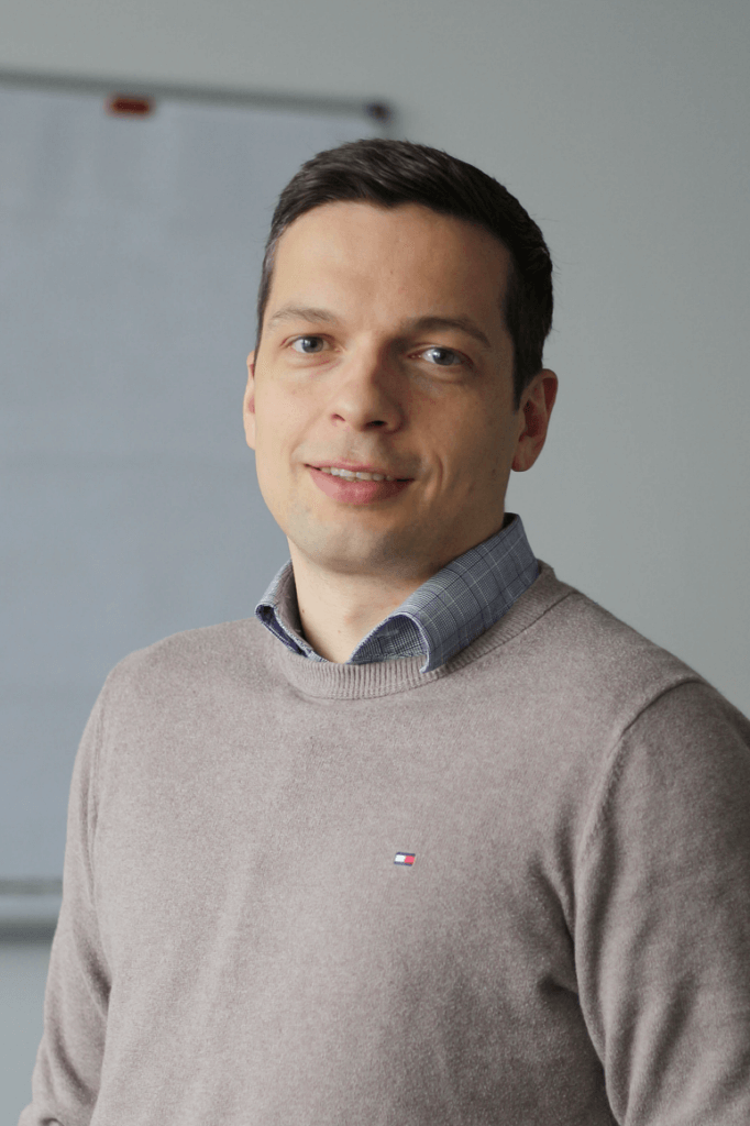 Drago mi je što radim premium tehnologijama* Franz unterstützt uns seit Anfang Oktober als IT-Consultant für Digitalisierung: Lexbizz, Amagno, Microsoft 365 und Co. sind seine neue Spielwiese und er freut sich schon drauf, gemeinsam mit unseren Kunden die perfekte Lösung für ihre IT-Herausförderungen zu finden. Und wenn er sich nicht gerade bei Digitalisierungsthemen austobt, verbringt er seine Freizeit mit komplexen Strategiespielen und Wörterbüchern. Haben Sie erraten um welche Sprache es sich handelt? (Google Translate zählt nicht!) &#128521 *Ich bin froh, bei premium technologies zu arbeiten.