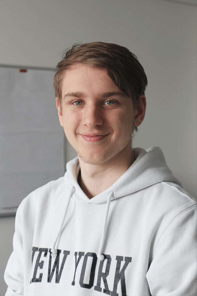 Vom Tellerwäscher zum Millionär, oder im Fall von Kevin: vom Praktikanten zum Azubi. Nachdem er bei uns schon sein Praktikum absolviert hat, verstärkt Kevin seit September 2022 als Auszubildender unsere Techniker mit der Einrichtung von PC-Arbeitsplätzen und Servern, dem Schreiben von Dokumentationen und der ein oder anderen Excel-Programmierung. <br><br>

Auch nach Feierabend bleibt bei Kevin die Technik präsent: er tüftelt und schraubt enthusiastisch an seinen PCs. Als leidenschaftlicher Gamer lässt er das Internet per Stream an seinen Raubzügen durch ferne Welten oder Rennfahrten über die Piste teilhaben. Offline schwingt Kevin gern die Hüfte beim Tanzen - denn Salsa geht auch ohne Chips. 
