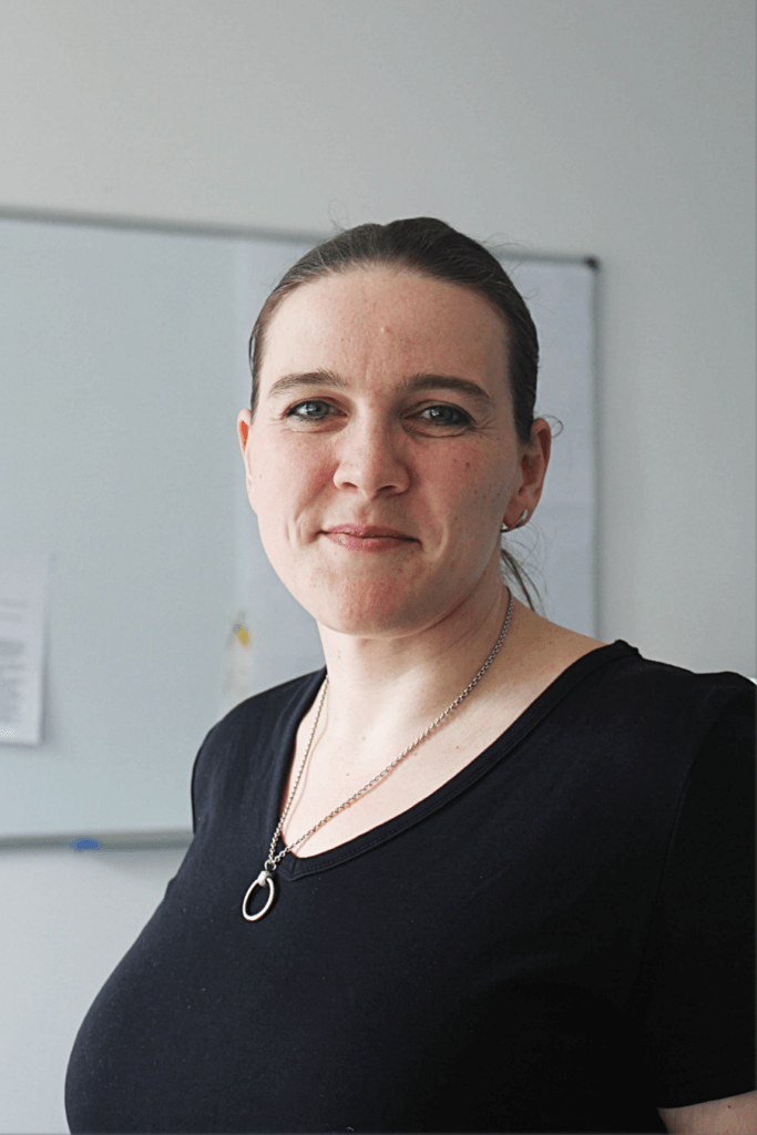 Datenschutz geht alle an! Und damit das so bleibt, kümmert sich Frau V. von der dasax GmbH um sämtliche Fragen rund um Datenschutz und Verfahrensdokumentation. <br><br> Bei ganz kniffligen Problemen helfen Frau V. , die nebenbei auch noch Verwaltungsangestellte und Prozessbeauftrage ist, nur Gummibärchen und Früchtetee. <br><br> Da der Datenschutz die Auskünfte über persönliche Daten untersagt, werden weitere Informationen erst nach Freigabe durch die Datenschutzbeauftragte veröffentlicht &#128521