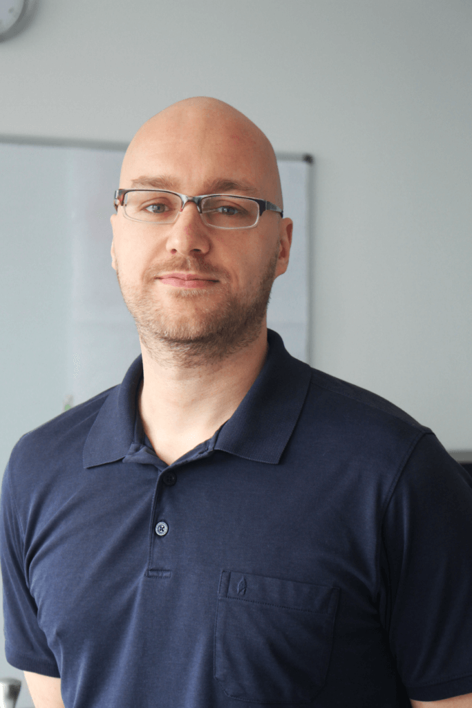 Marcel ist nicht nur unser Cover-Model, sondern auch Spezialist für IT-Sicherheit. Als IT-Systemadministrator kümmert er sich um die Beratung, Installation und Betreuung der IT-Infrastruktur unserer Kunden. Warum er premium technologies als kleines familiäres Irrenhaus bezeichnet, können wir gar nicht nachvollziehen Wir sind jedenfalls froh, dass er bereits seit 8 Jahren jedes Layer 8 Problem geduldig und mit viel Fingerspitzengefühl löst (Für alle, die nicht wissen, was das bedeutet: https://bit.ly/was-ist-ein-layer8-problem).