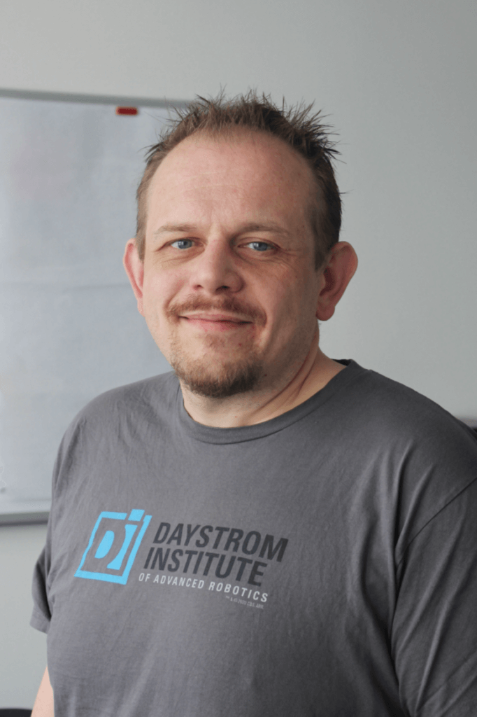 42! <br><br>  Als Star Trek Fan und Jünger des Schwarzen Goldes wirkt Peter manchmal nicht älter als 16. Doch wird er in zwei Jahren die universelle Weisheit besitzen und die Antwort auf die Frage nach allem haben. <br><br>  Bis dahin jongliert er als Firmengründer, Mädchen für Alles und selbst ernannter Chef-Nerd alle Themen rund um Lexware, Amagno, Microsoft, lexbizz, Cobra, Prozesse, Buchhaltung, Personalwesen, Warenwirtschaft, allg. Computerfehler, Netzwerke, und Co. <br><br>  PS.: Shakespeare auf Klingonisch ist sehr lesenswert... "taH pagh taHbe"