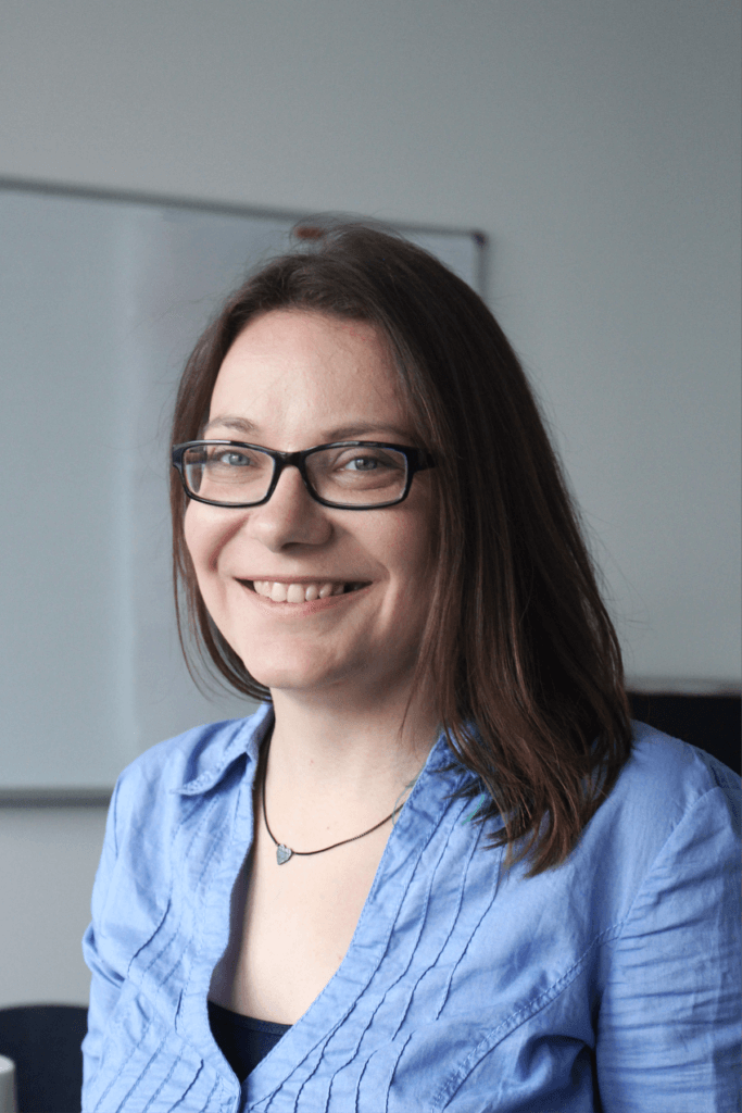 Computerlogbuch von premium technologies. Sternzeit 44408. Crewmitglied Sandra Weißflog.<br><br>  Als Captain des Vertriebs gehört Sandra  mittlerweile zum Inventar.<br><br>  Aktuell kümmert sie sich um die Abovorgänge, Rechnungslegung und Kundenberatung im Bereich Lexware. Zusätzlich ist sie als "Therapeutin" für unsere Kunden und Mitarbeiter tätig. Und wenn gar nichts mehr geht, werden letztere auch schon mal skrupellos mit Donuts bestochen &#128516<br><br>  Obwohl die Kollegen der festen Überzeugung sind, dass es keine weiblichen Nerds gibt, beweist ihre Karriere in der Raumschiff-Enterprise Crew und Sailor-Kriegerin das Gegenteil. "Mondstein flieg und sieg".
